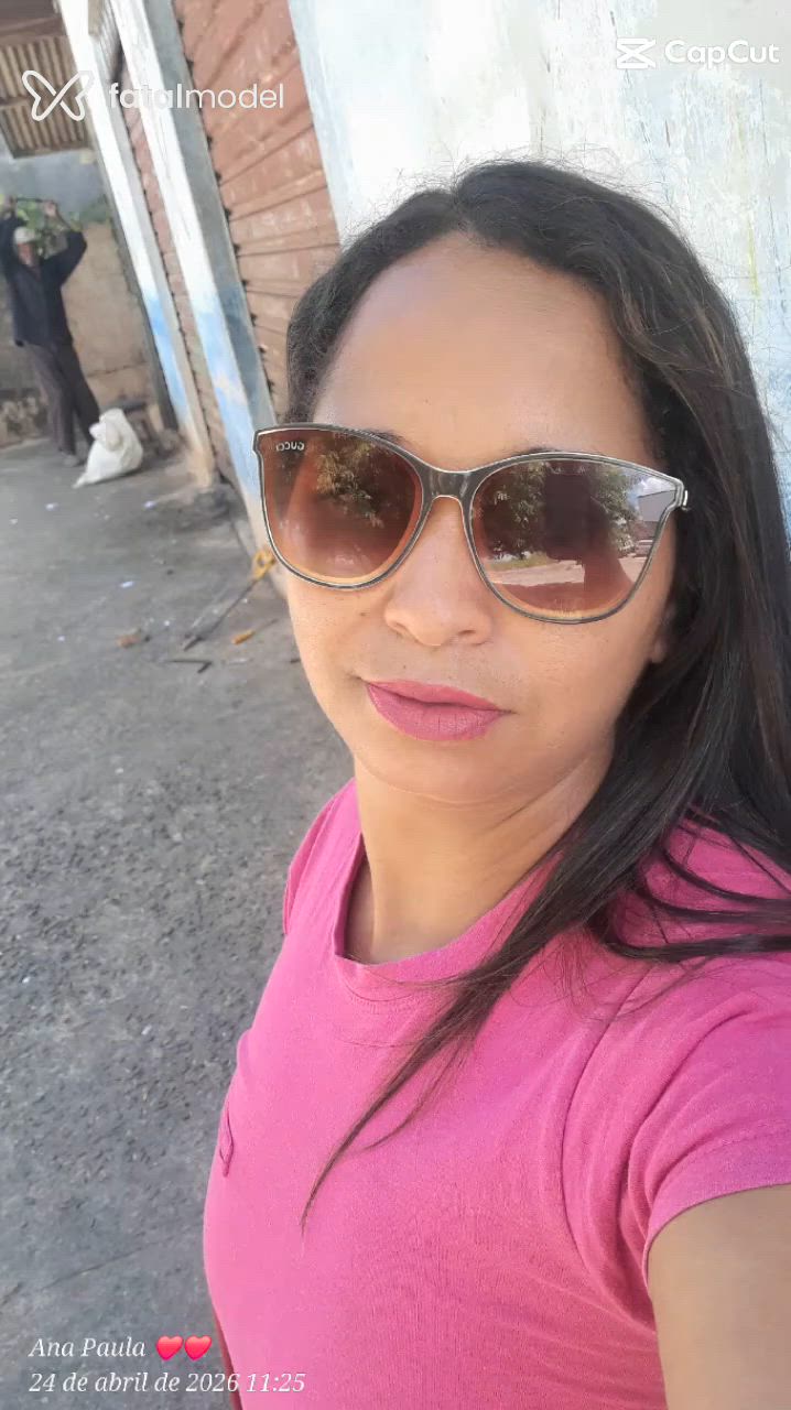 Acompanhante mulher com cabelo grisalho de olhos castanhos - Paula