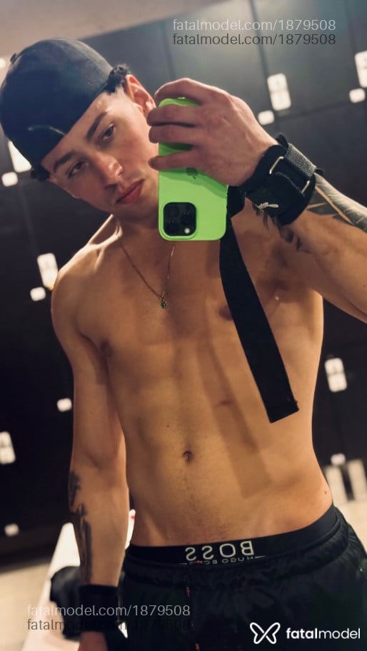 Acompanhante homem com cabelo castanho de olhos castanhos - Diego Félix