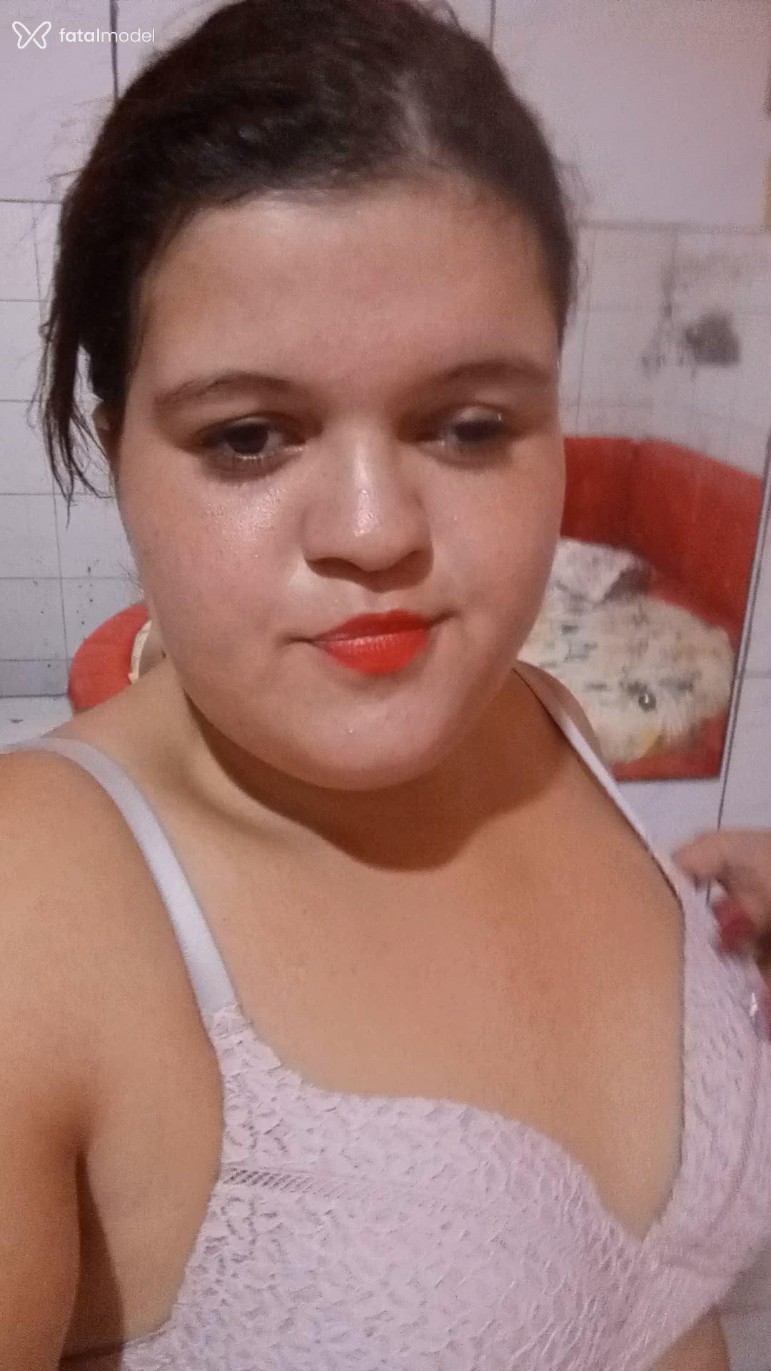 Acompanhante mulher com cabelo castanho de olhos mel - Lari Acompanhante mulher com cabelo castanho de olhos mel - Lari