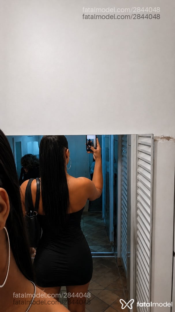 Acompanhante mulher trans com cabelo colorido de olhos castanhos em São Roque - Scarlat