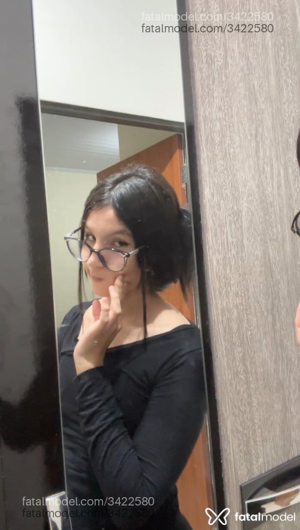 Acompanhante mulher trans com cabelo colorido de olhos castanhos em Brasília Acompanhante mulher trans com cabelo colorido de olhos castanhos em Brasília - Sabrina