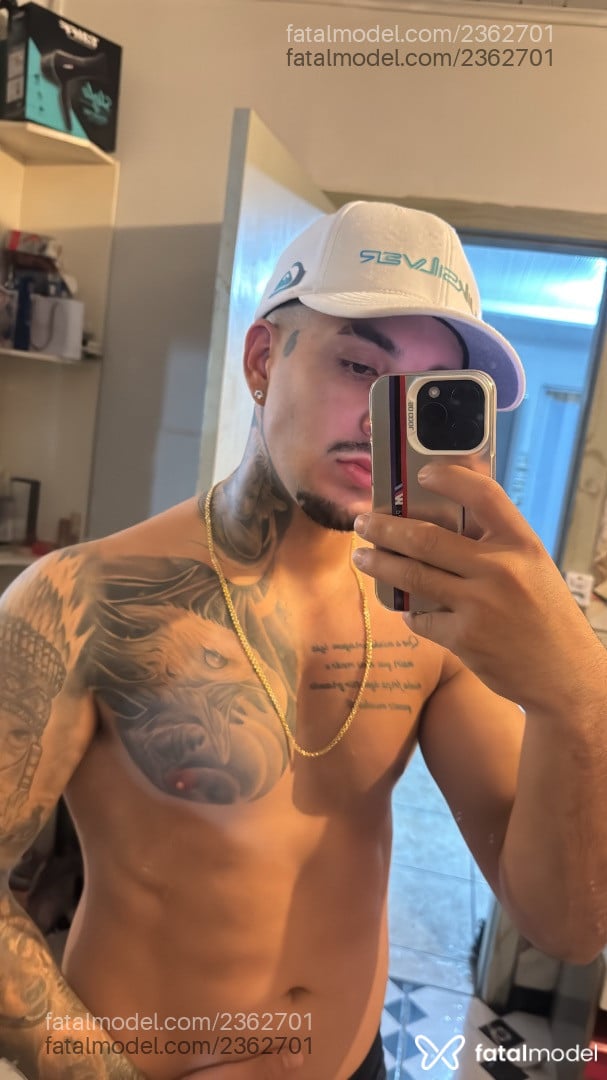 Acompanhante homem com cabelo castanho de olhos castanhos em Porto Alegre Acompanhante homem com cabelo castanho de olhos castanhos em Porto Alegre - Pedro