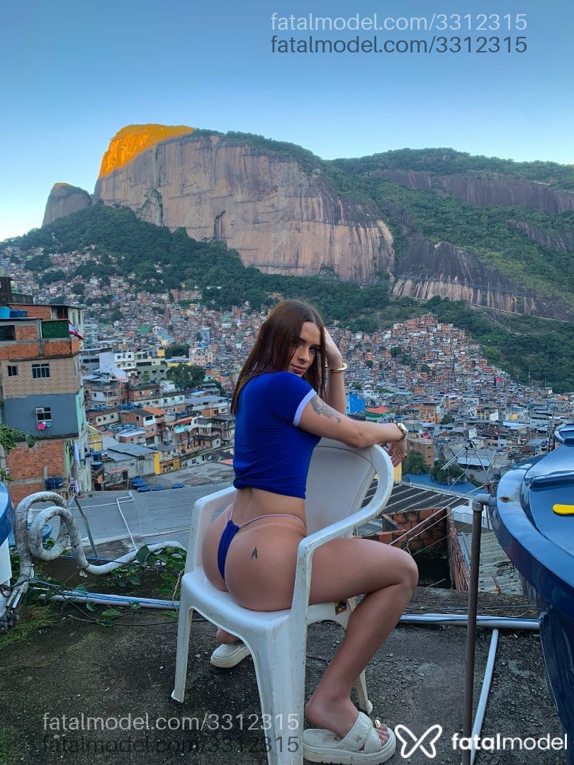 Acompanhante mulher trans com cabelo castanho de olhos castanhos em Rio de Janeiro - Rilary Rosa
