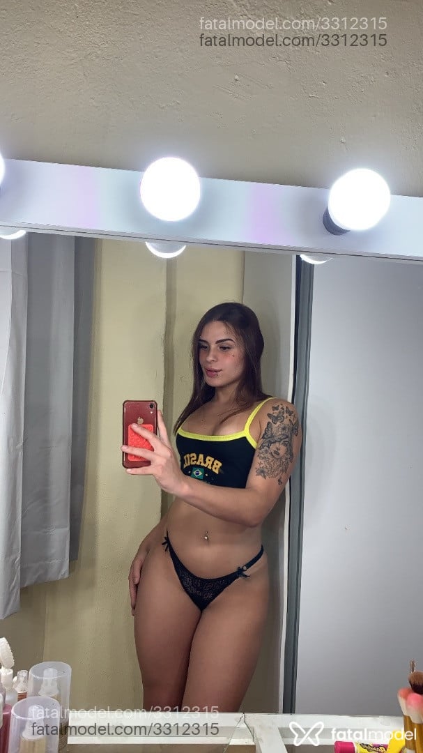 Acompanhante mulher trans com cabelo castanho de olhos castanhos em Rio de Janeiro - Rilary Rosa