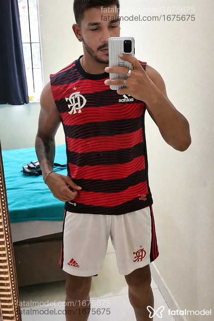Acompanhante homem com cabelo castanho de olhos castanhos - Hugo Martin Acompanhante homem com cabelo castanho de olhos castanhos - Hugo Martin