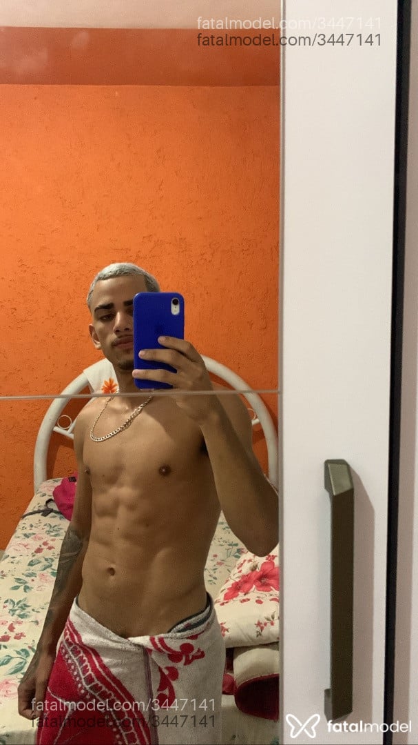 Acompanhante homem com cabelo castanho de olhos verdes em Niterói - Renato Gomes