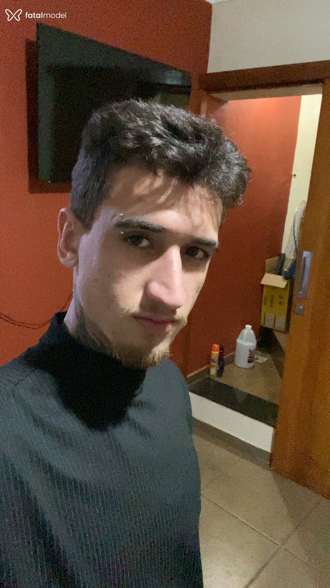Acompanhante homem com cabelo castanho de olhos mel - Calibre Acompanhante homem com cabelo castanho de olhos mel - Calibre