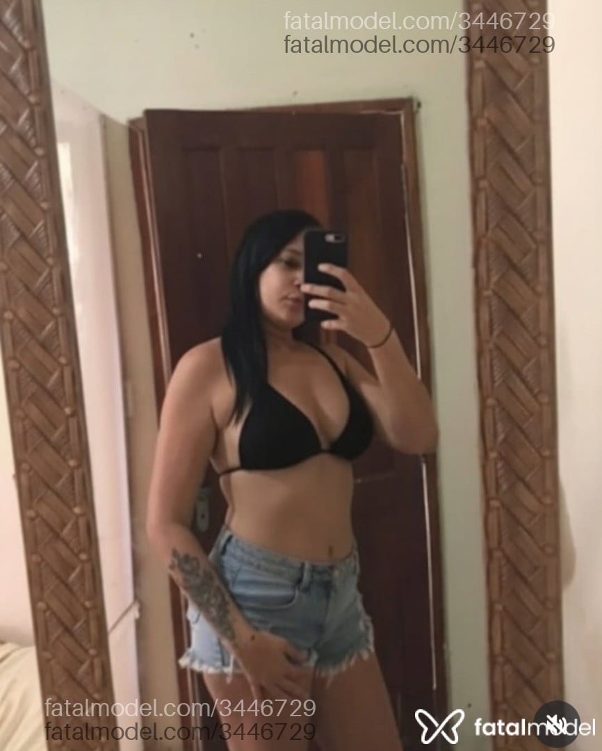 Acompanhante mulher com cabelo castanho de olhos pretos - Luluzinha