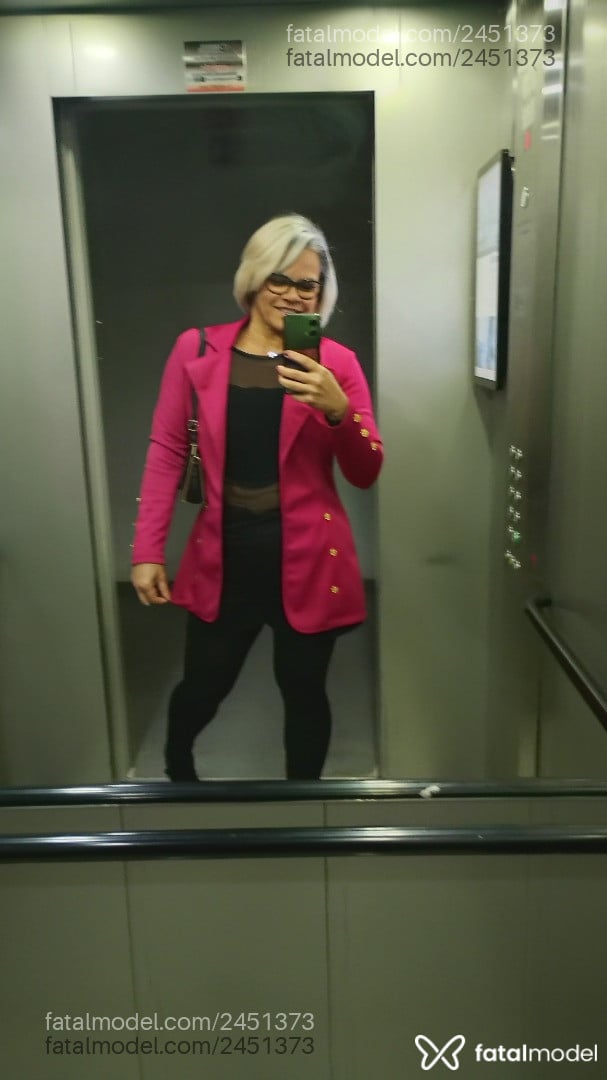 Acompanhante mulher com cabelo grisalho de olhos pretos em São Paulo - Mari