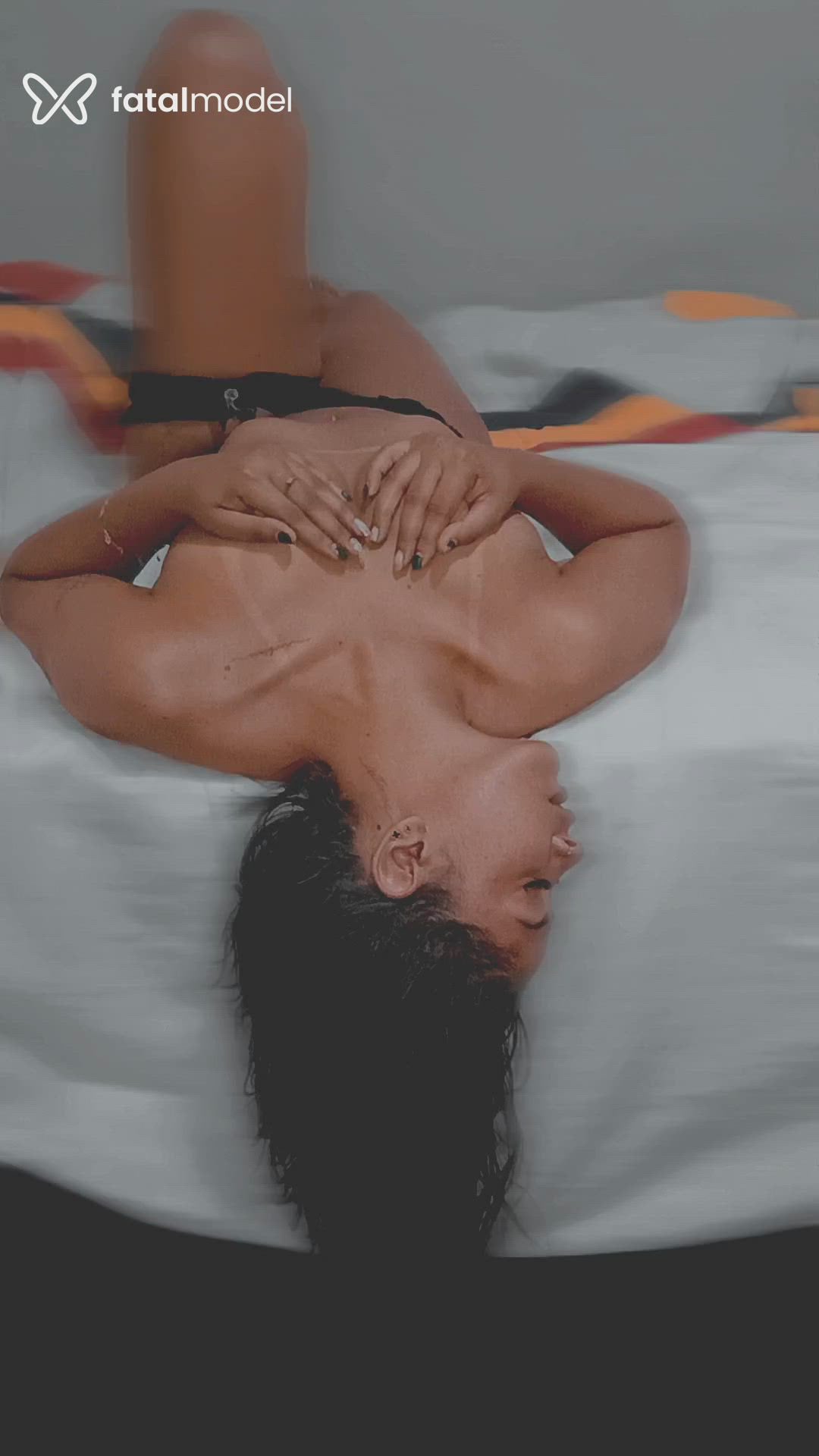 Acompanhante mulher loira (o) de olhos pretos - Clara
