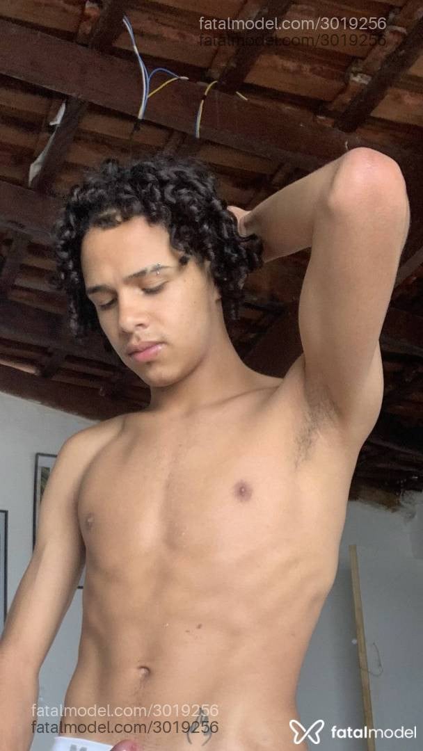 Acompanhante mulher trans com cabelo castanho de olhos castanhos em Virtual - Ofccacheadinho