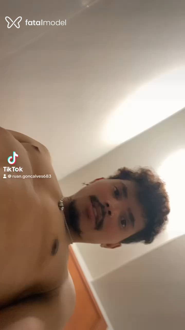 Acompanhante homem com cabelo castanho de olhos castanhos em Maringá Acompanhante homem com cabelo castanho de olhos castanhos em Maringá - Ruanz