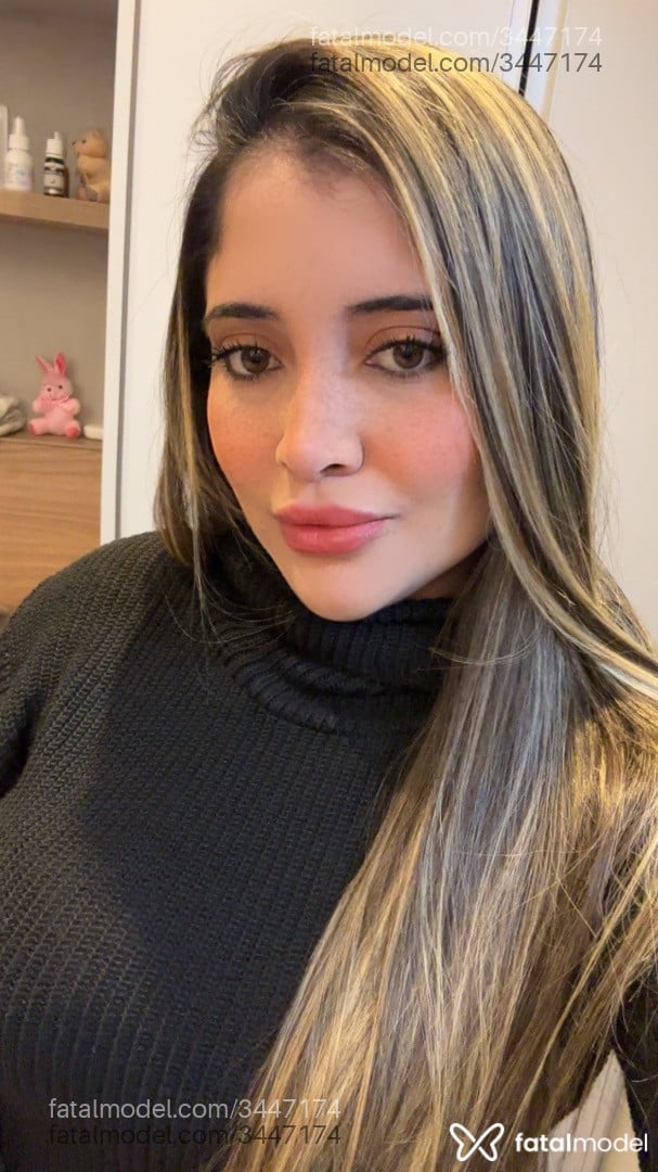 Acompanhante mulher loira (o) de olhos mel em São Paulo Acompanhante mulher loira (o) de olhos mel em São Paulo - Carol