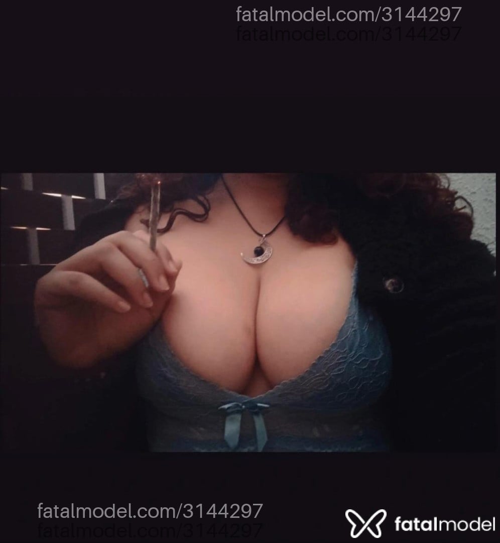 Acompanhante mulher com cabelo castanho de olhos castanhos - Babi Padilha Acompanhante mulher com cabelo castanho de olhos castanhos - Babi Padilha