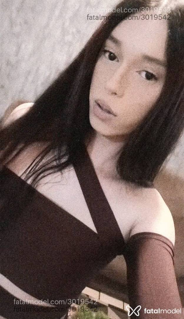 Acompanhante mulher trans morena (o) de olhos pretos - Alice