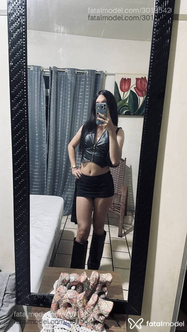 Acompanhante mulher trans morena (o) de olhos pretos - Alice