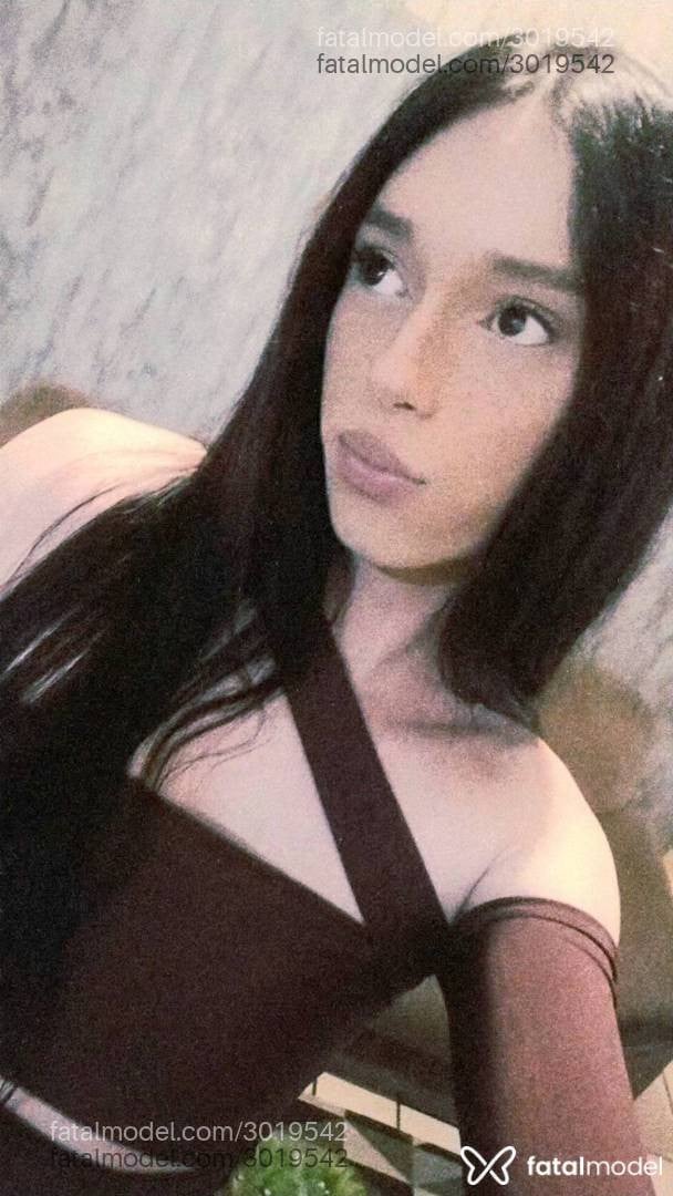 Acompanhante mulher trans morena (o) de olhos pretos - Alice