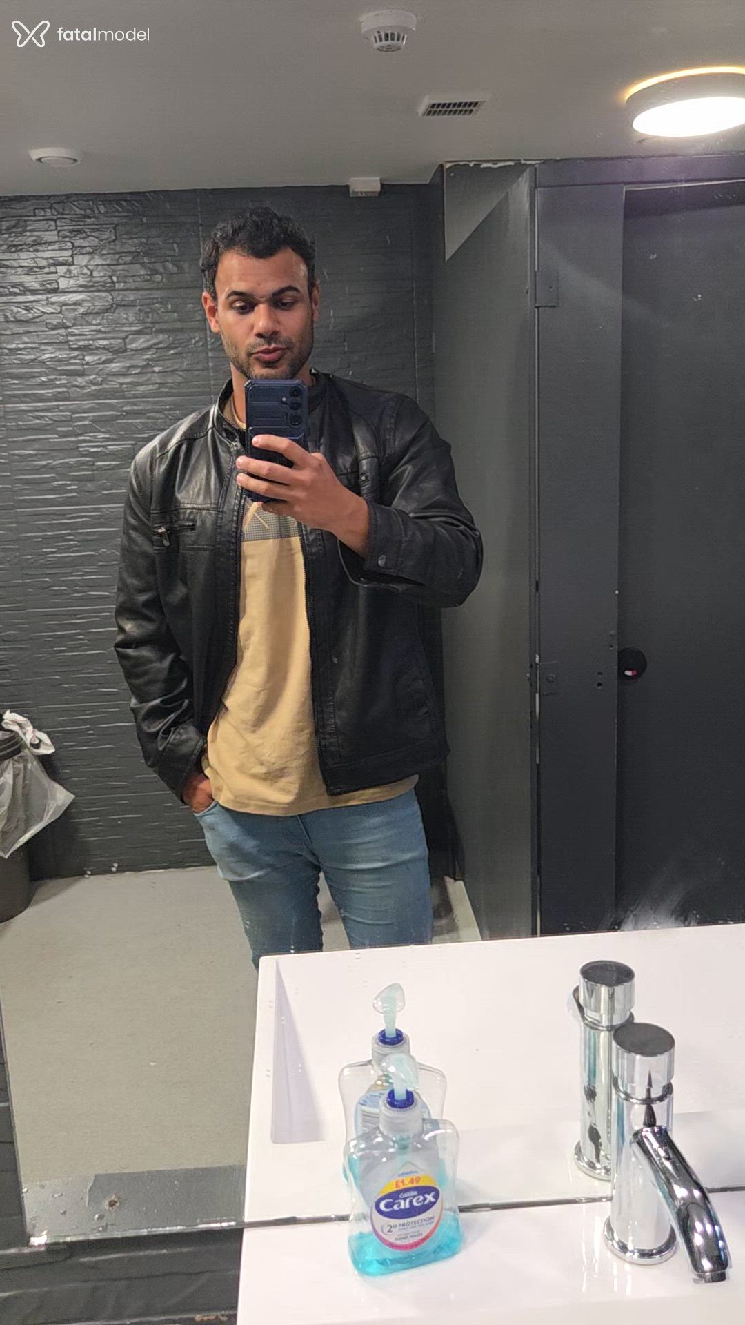 Acompanhante homem morena (o) de olhos castanhos - Tom Elis
