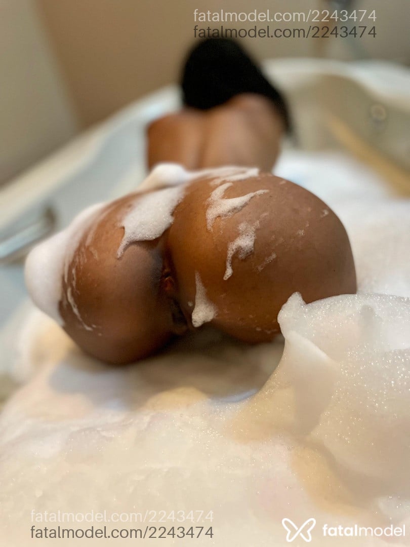 Acompanhante mulher morena (o) de olhos pretos - Morena