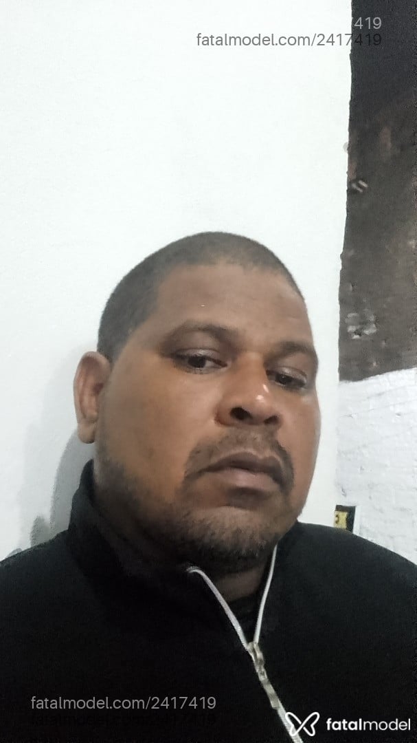 Acompanhante homem morena (o) de olhos pretos - Roberto