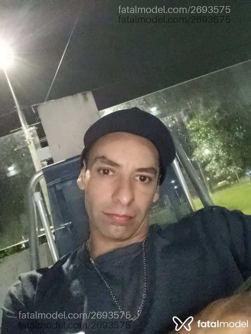 Acompanhante homem com cabelo castanho de olhos castanhos em Palhoça - Zeews