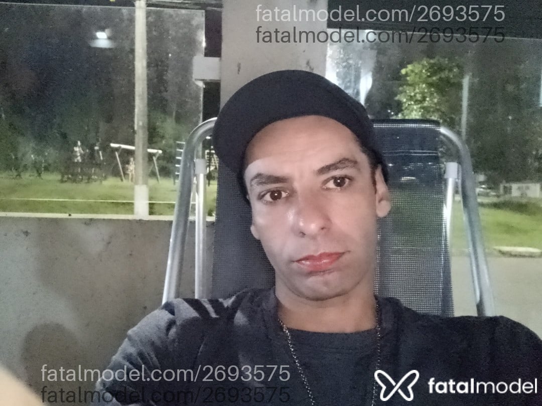 Acompanhante homem com cabelo castanho de olhos castanhos em Palhoça - Zeews