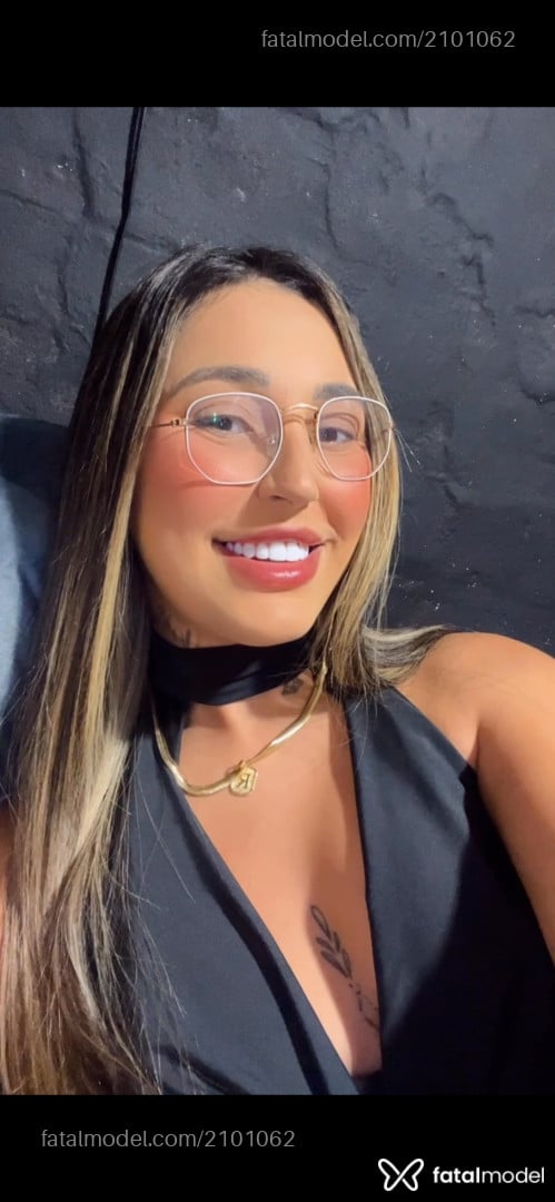 Acompanhante mulher loira (o) de olhos castanhos - Renata