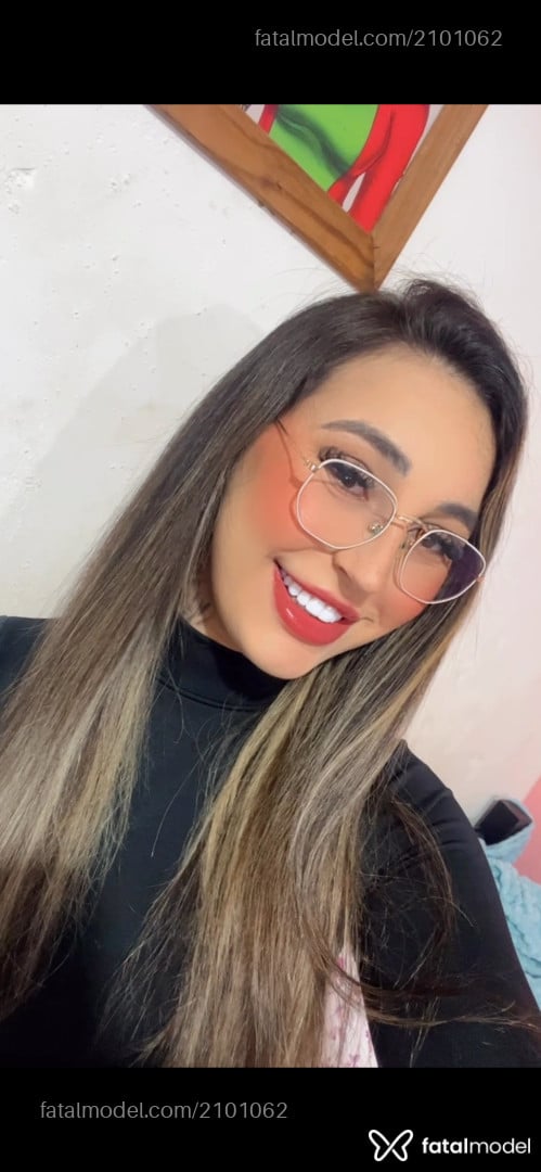 Acompanhante mulher loira (o) de olhos castanhos - Renata