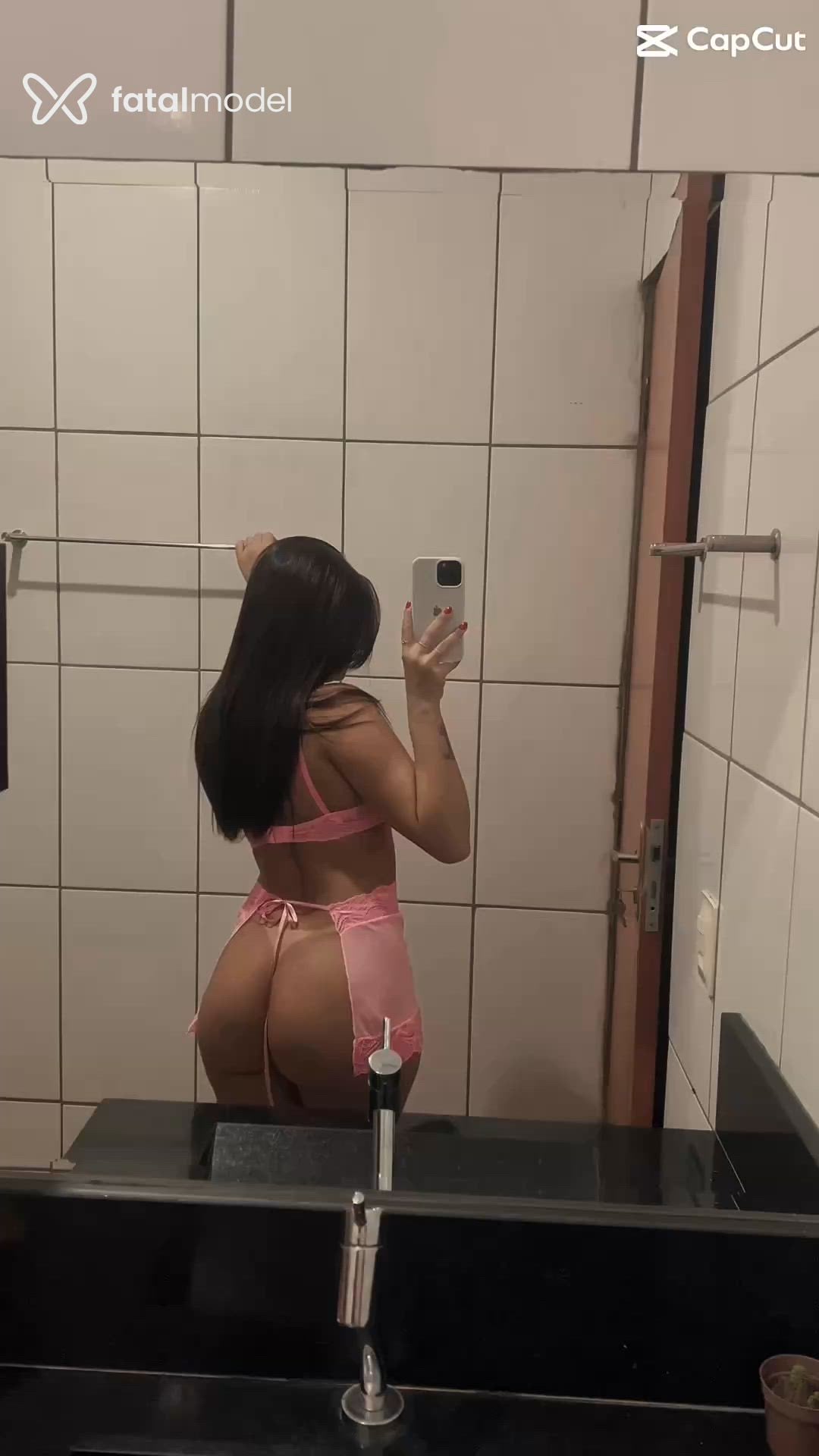 Acompanhante mulher com cabelo castanho de olhos verdes - Imola Ferraz