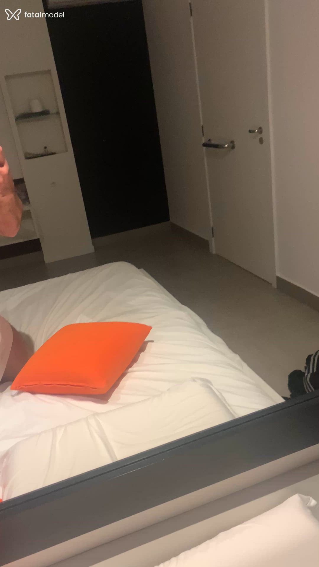 Acompanhante homem com cabelo castanho de olhos verdes - Alemao