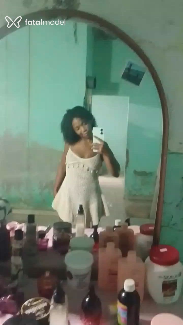 Acompanhante mulher morena (o) de olhos castanhos - Crys Soares