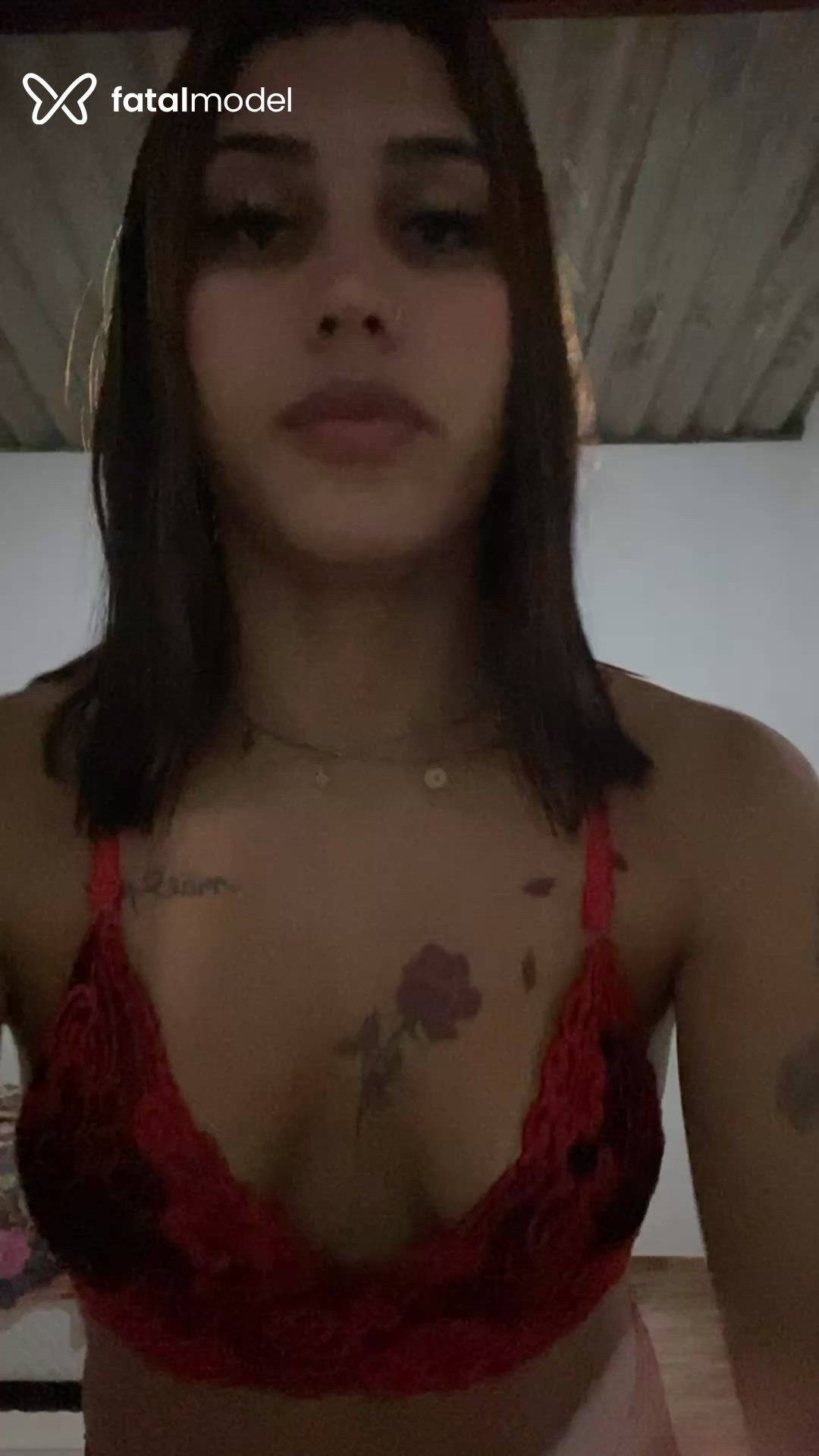 Acompanhante não-binário com cabelo castanho de olhos castanhos - Ayallaac Acompanhante não-binário com cabelo castanho de olhos castanhos - Ayallaac