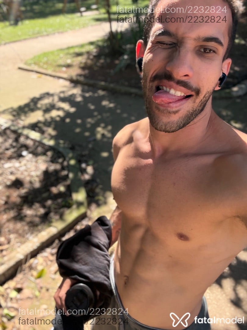 Acompanhante homem com cabelo castanho de olhos castanhos - Gabriel