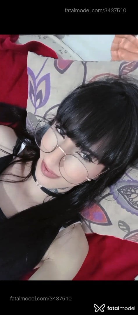 Acompanhante mulher trans morena (o) de olhos verdes em Joinville - Góticazinha