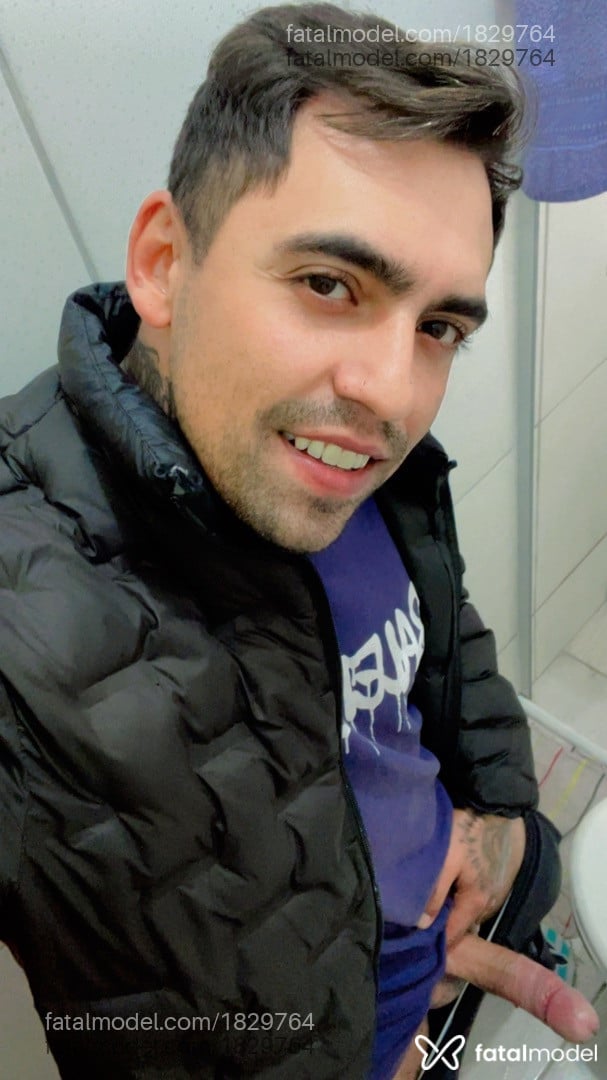 Acompanhante homem com cabelo castanho de olhos castanhos em Curitiba Acompanhante homem com cabelo castanho de olhos castanhos em Curitiba - Henrique