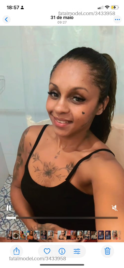 Acompanhante mulher com cabelo colorido de olhos azuis - Kelly Dark Romance