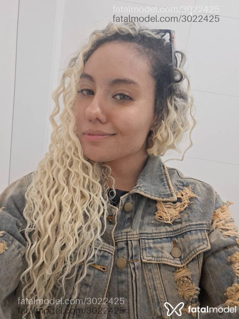 Acompanhante mulher loira (o) de olhos azuis - Sofis