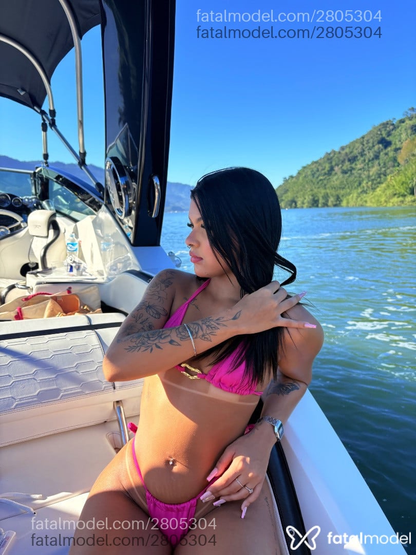 Acompanhante mulher morena (o) de olhos verdes em Bom Despacho Acompanhante mulher morena (o) de olhos verdes em Bom Despacho - Bella