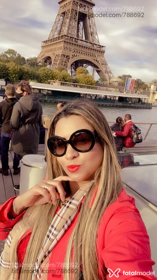 Acompanhante mulher loira (o) de olhos castanhos em São José dos Campos - Aline