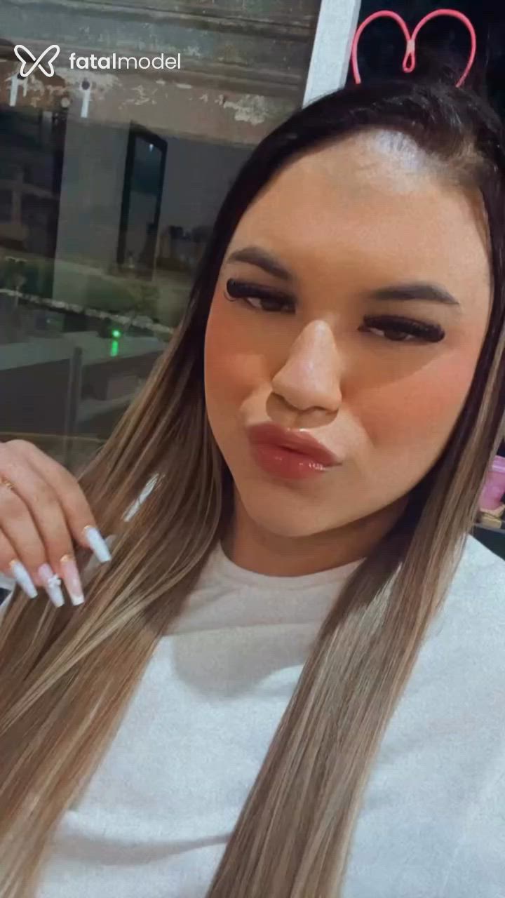 Acompanhante mulher trans loira (o) de olhos mel - Mellany