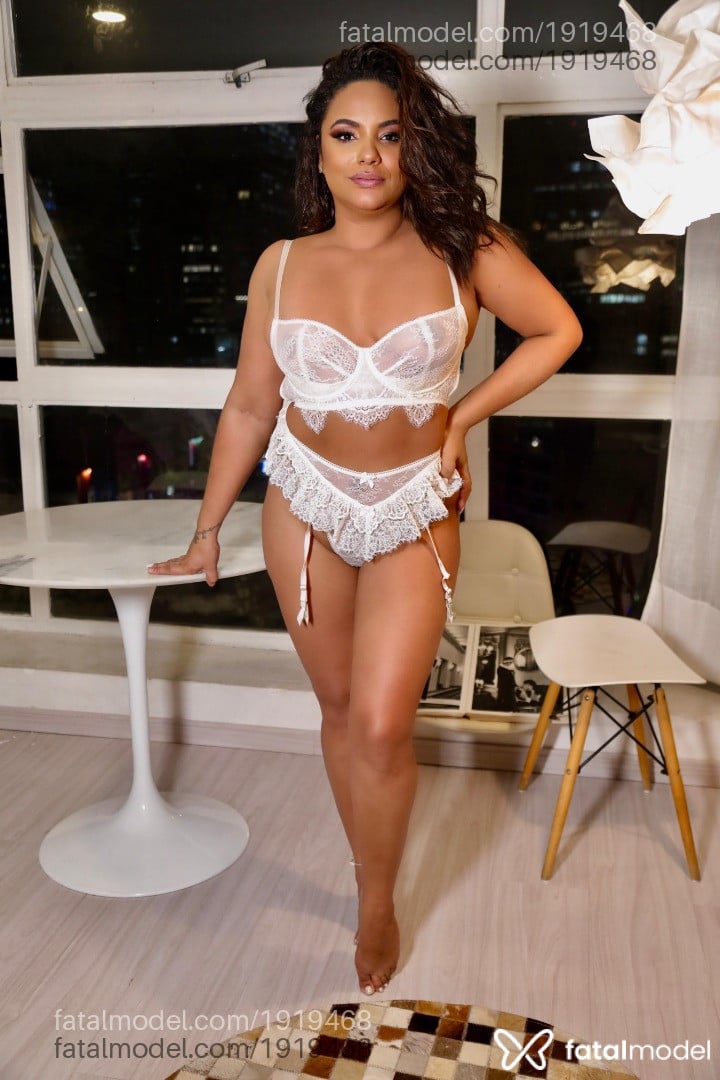 Acompanhante mulher com cabelo castanho de olhos castanhos - Lara Nogueira