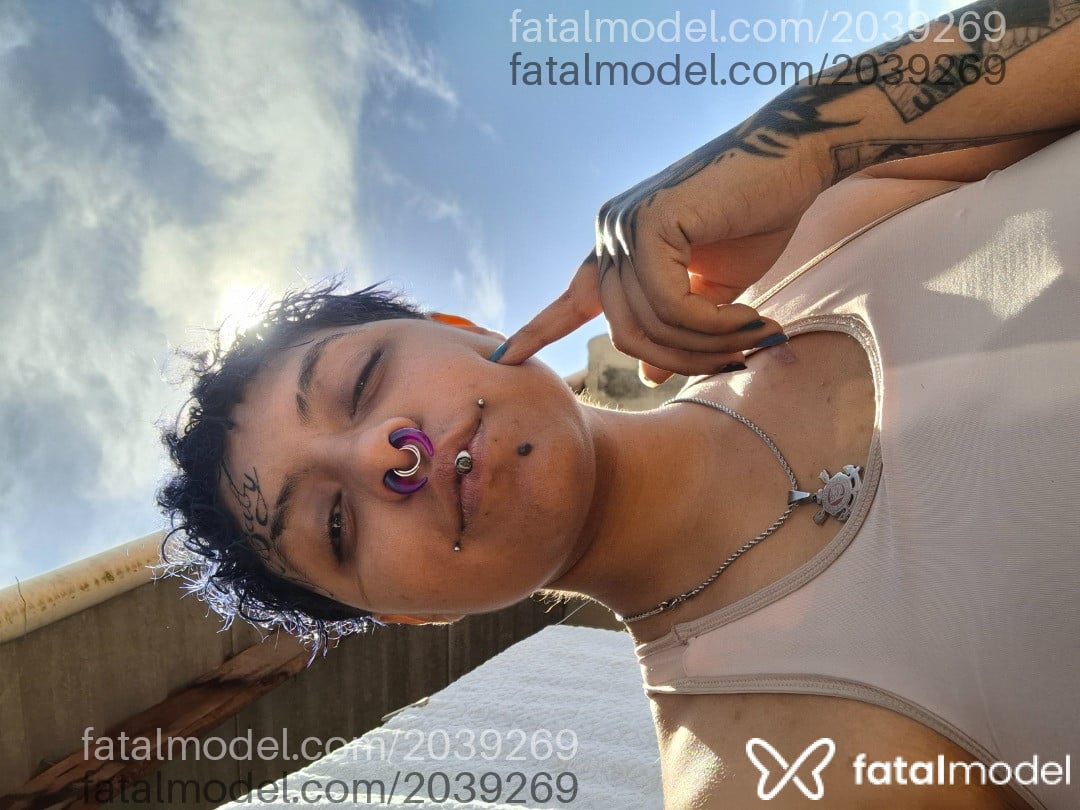 Acompanhante mulher com cabelo colorido de olhos castanhos em Virtual - Mosshead