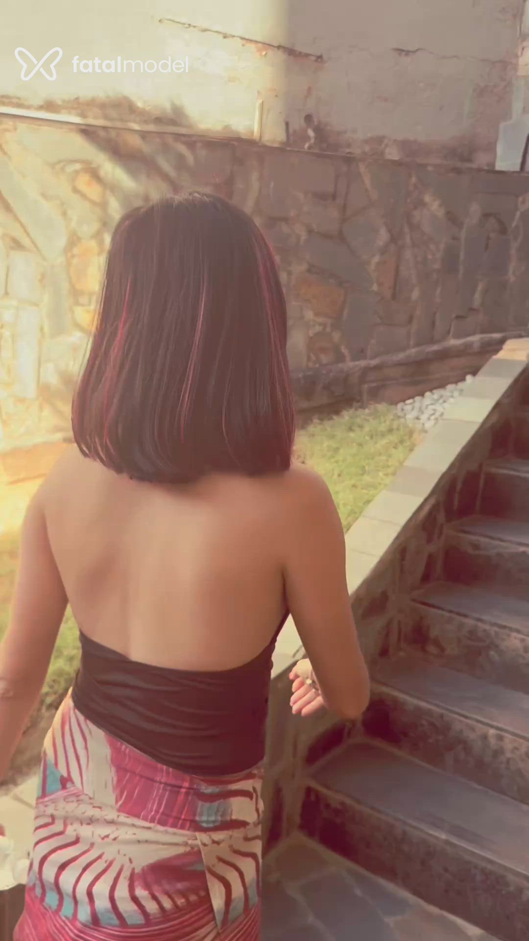 Acompanhante mulher com cabelo colorido de olhos mel - Stella Lins