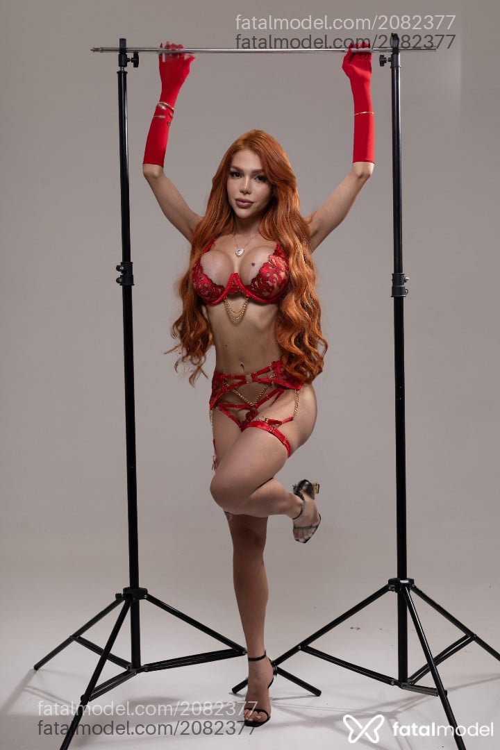 Acompanhante mulher trans ruiva (o) de olhos mel - Victoria Mancini