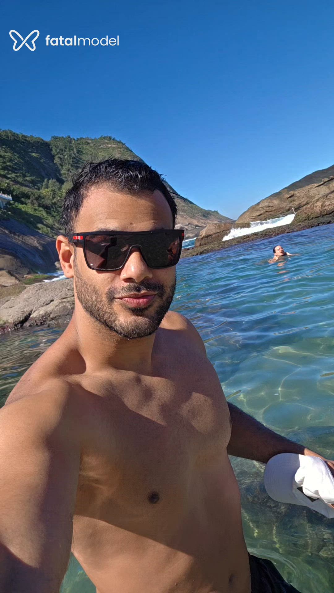 Acompanhante homem morena (o) de olhos castanhos - Tom Elis