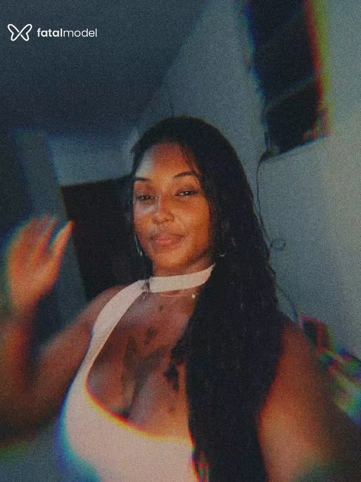 Acompanhante mulher com cabelo castanho de olhos castanhos - Preta