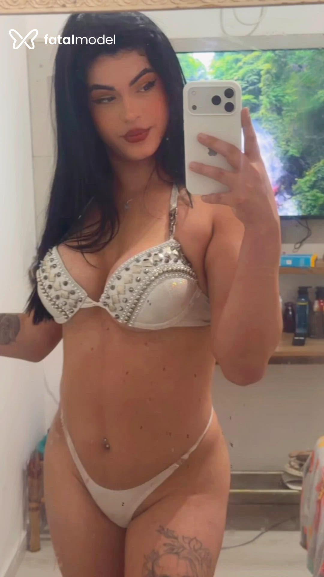 Acompanhante mulher trans com cabelo castanho de olhos castanhos - Laís Santini Acompanhante mulher trans com cabelo castanho de olhos castanhos - Laís Santini