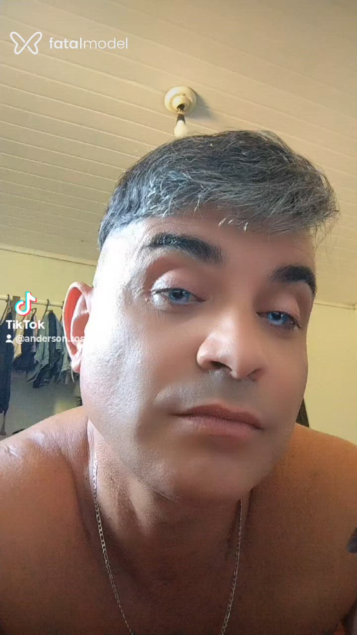 Acompanhante homem com cabelo grisalho de olhos castanhos - Andershow