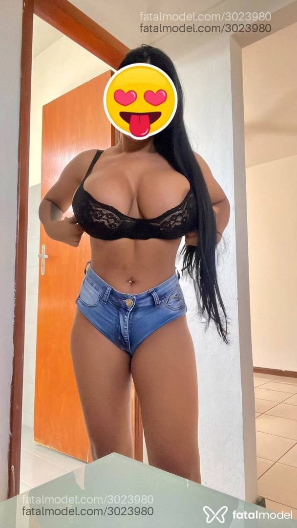 Acompanhante mulher morena (o) de olhos pretos - Tainá Bellini