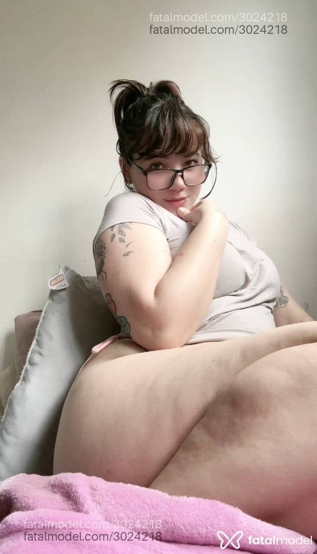 Acompanhante mulher com cabelo castanho de olhos mel em Virtual - Mikaela